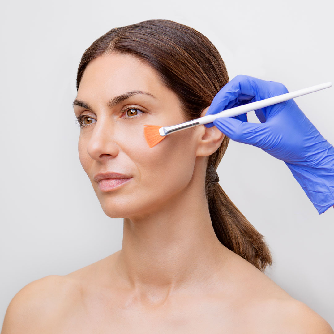 Le peeling contour des yeux, la solution pour un regard plus jeune